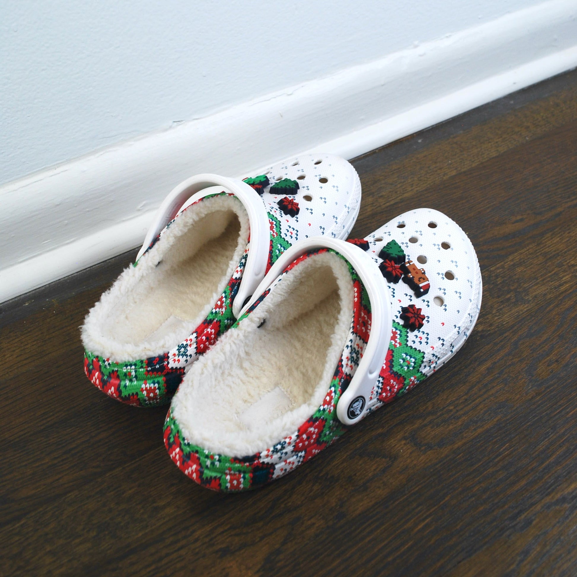 Crocs Fuzzy Classic Clog Lined Holiday Charm White M8 W10