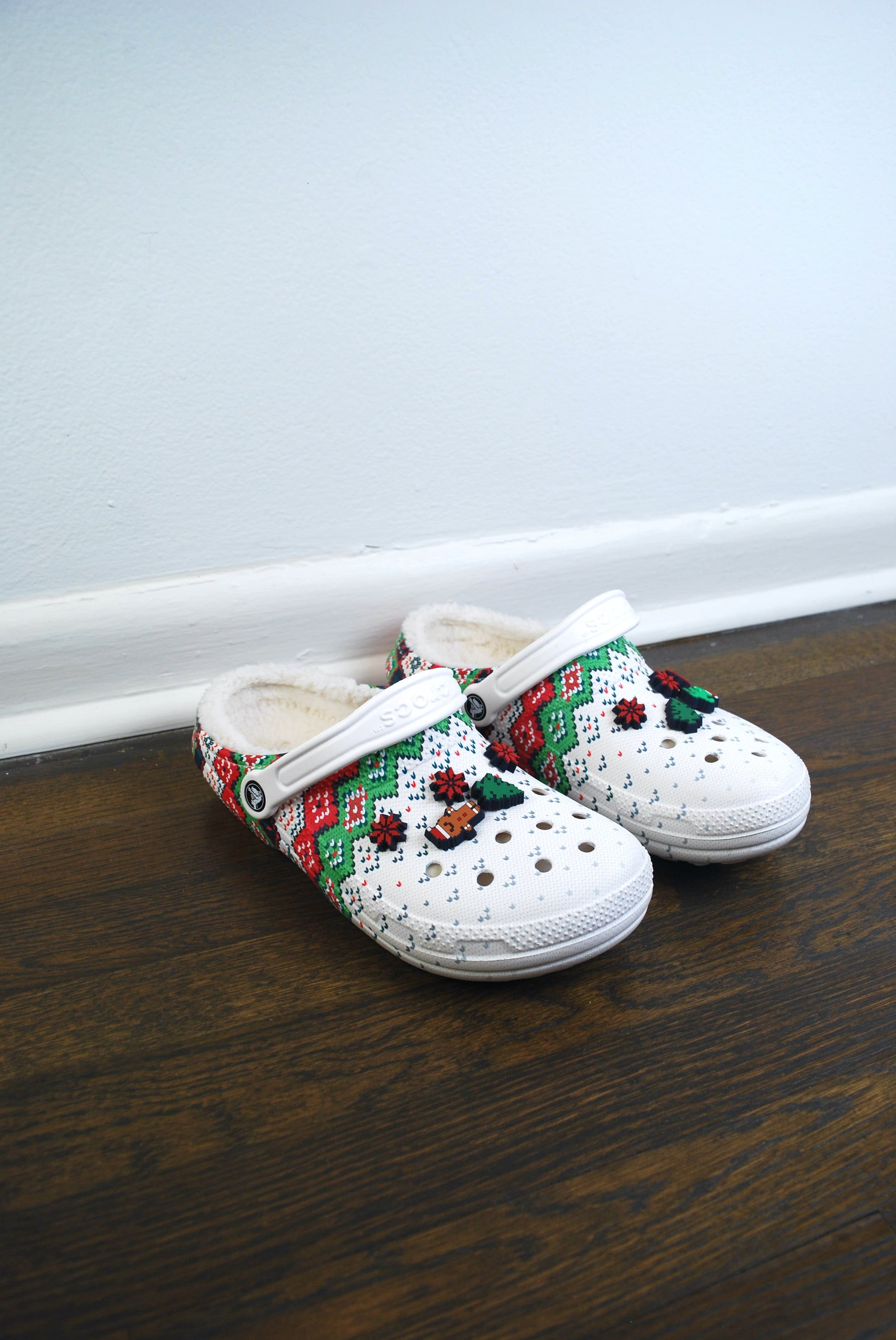 Crocs Fuzzy Classic Clog Lined Holiday Charm White M8 W10