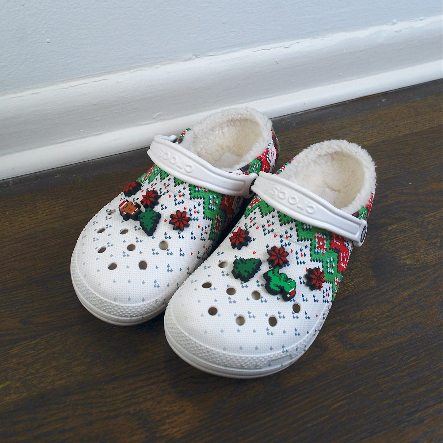 Crocs Fuzzy Classic Clog Lined Holiday Charm White M8 W10