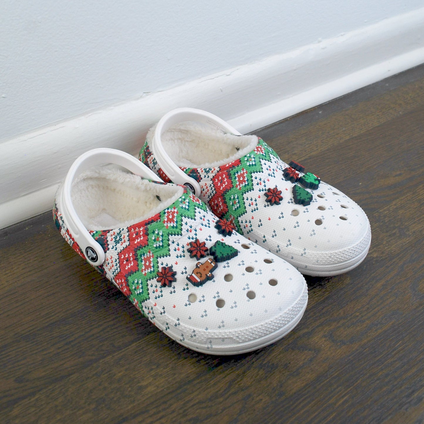 Crocs Fuzzy Classic Clog Lined Holiday Charm White M8 W10