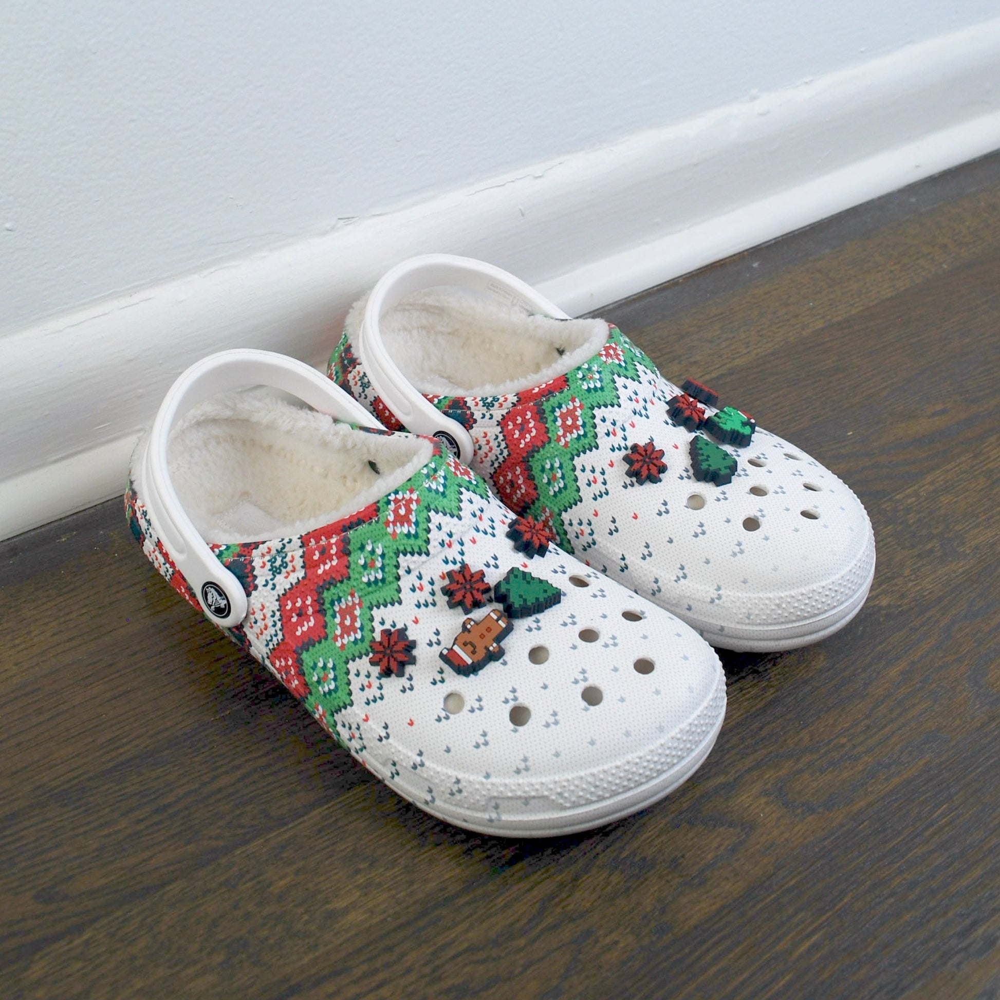 Crocs Fuzzy Classic Clog Lined Holiday Charm White M8 W10