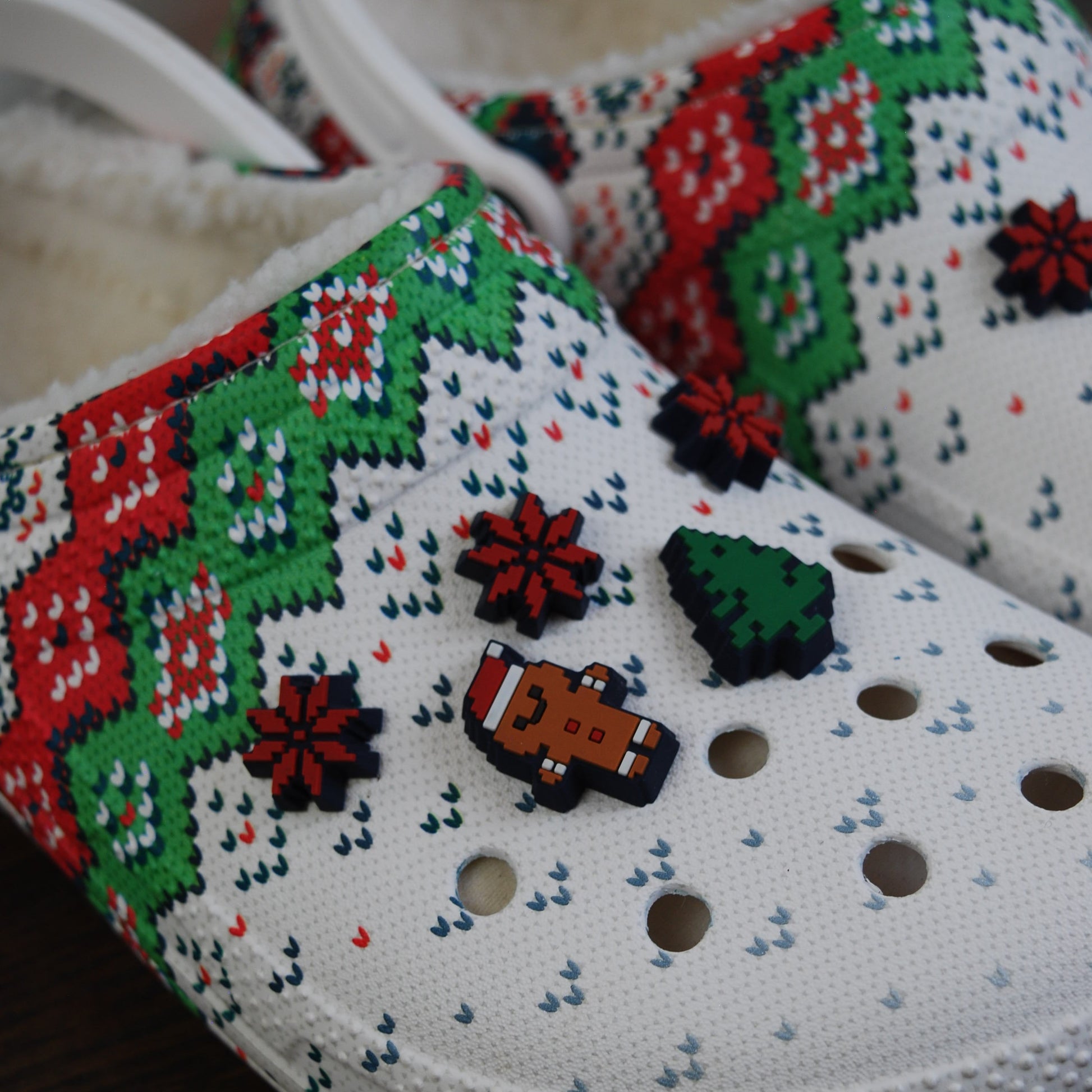 Crocs Fuzzy Classic Clog Lined Holiday Charm White M8 W10