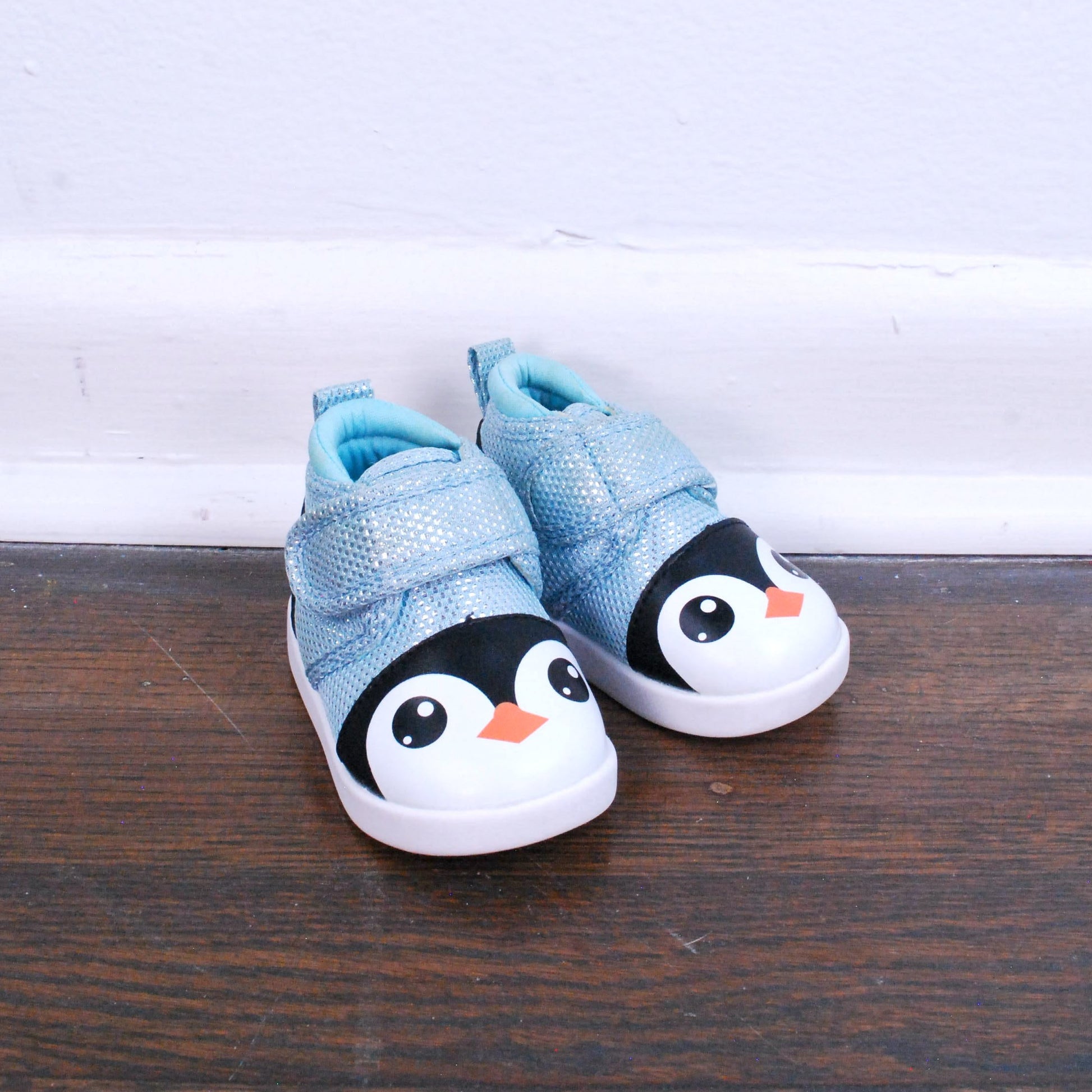 ikiki Penguin Squeaky Toddler Shoes Sparkly Blue Amelia Iceheart sz 2